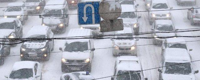 Снегопад парализовал движение на дорогах Петербурга