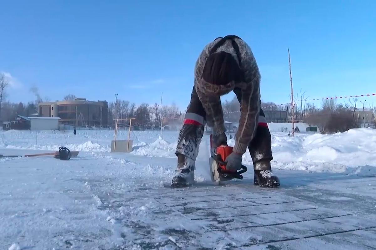 Мэр Иркутска Руслан Болотов проинспектировал обустройство площадки для крещенских купаний на Якоби