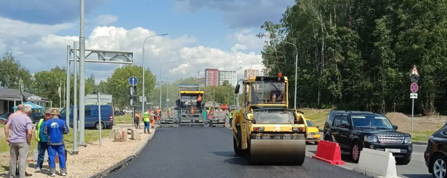 В Красногорске на Мякининском шоссе начали укладывать асфальт