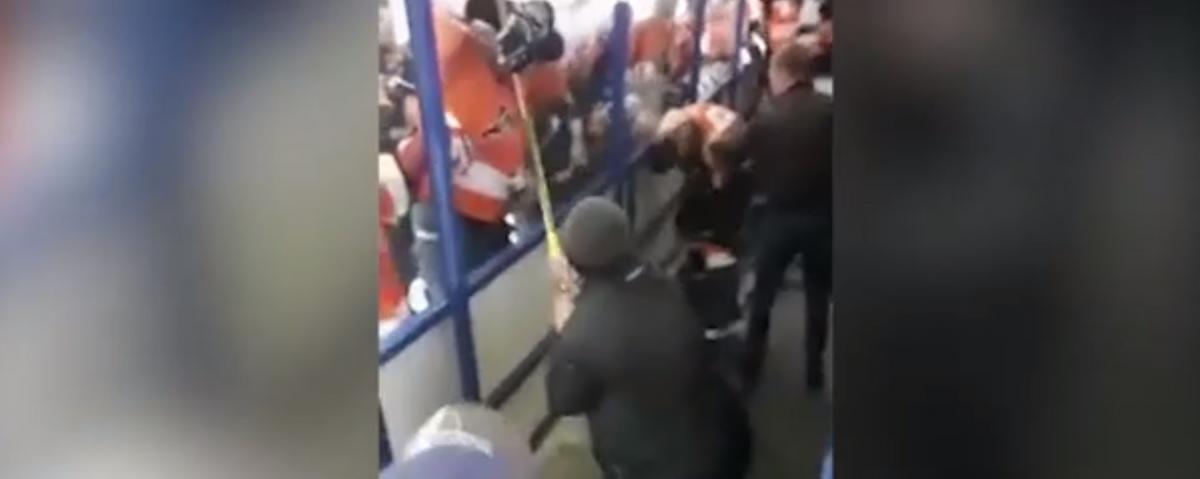 Хоккеисты и болельщики устроили драку во время матча в Новосибирске