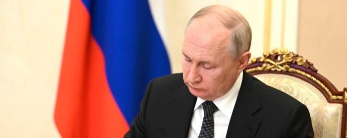 Путин подписал закон об обязанности финансовых организаций отвечать на обращения клиентов