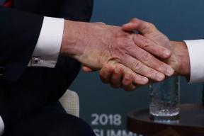 Признак возраста или повод для тревоги: CNN задается вопросом о новых синяках на руке Трампа