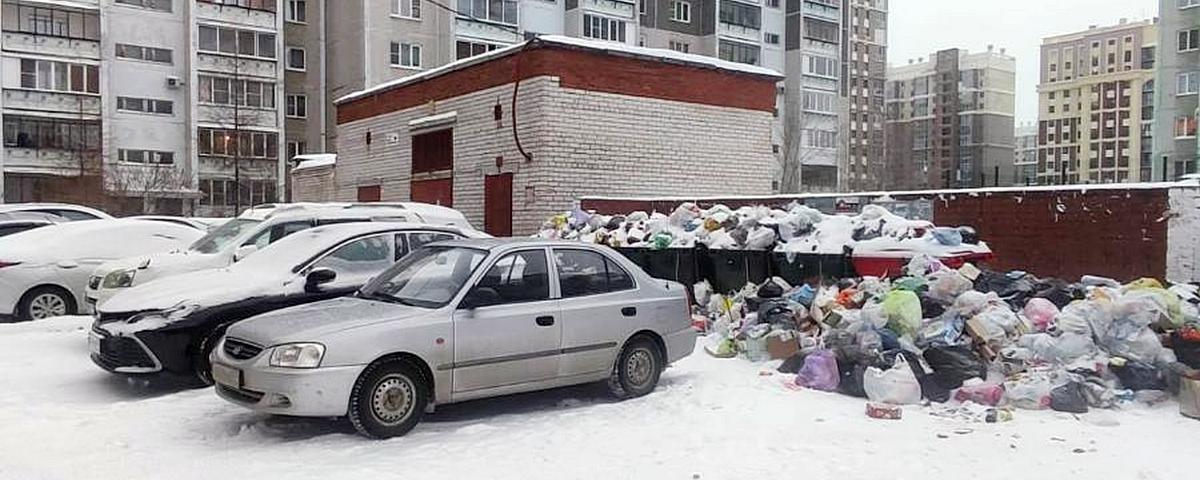 В Челябинске штрафуют водителей, чьи авто мешают вывозу мусора