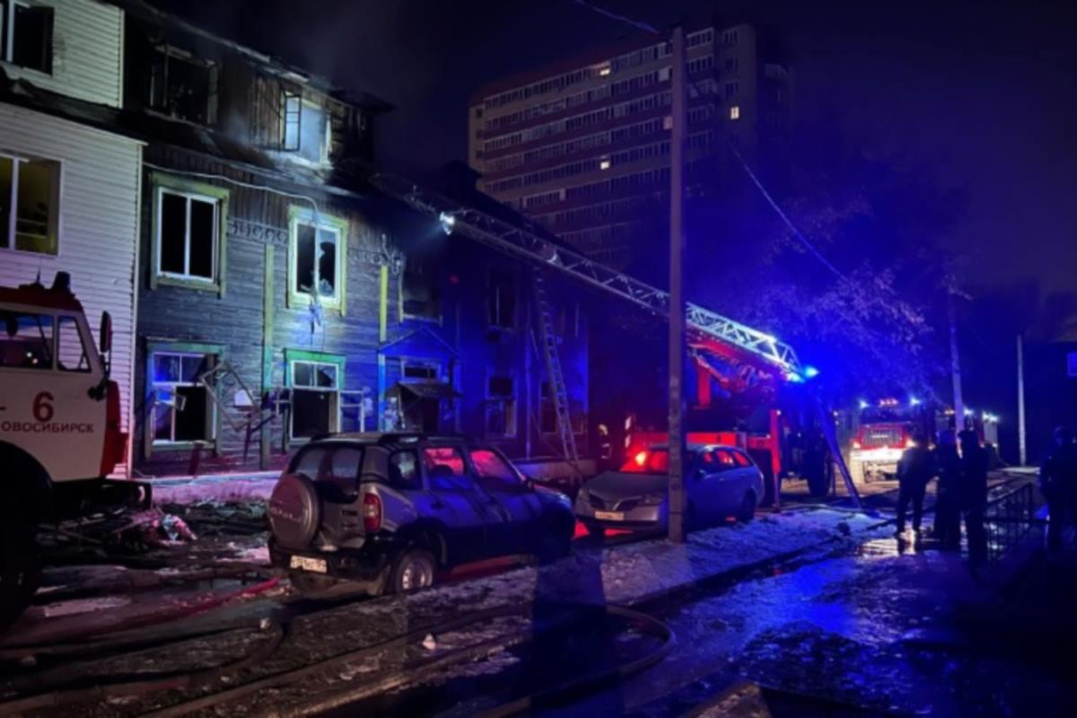 В Новосибирске в ночь на субботу тушили пожар в многоквартирном доме, есть погибшие и пострадавшие