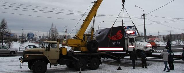 В Красноярске на штрафстоянку отвезли 6 авто с незаконной рекламой