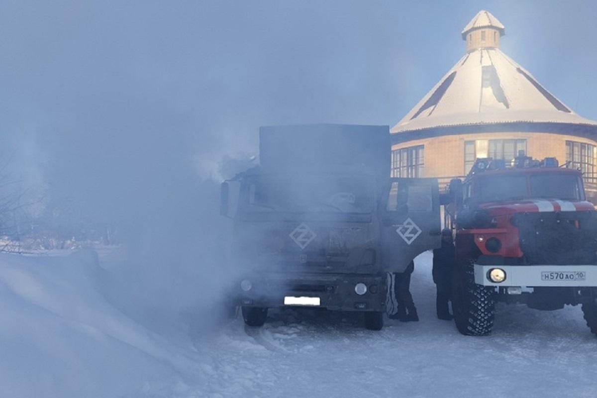 Спасатели оперативно пришли на помощь замерзшим военным в Карелии и запустили заглохший двигатель их машины