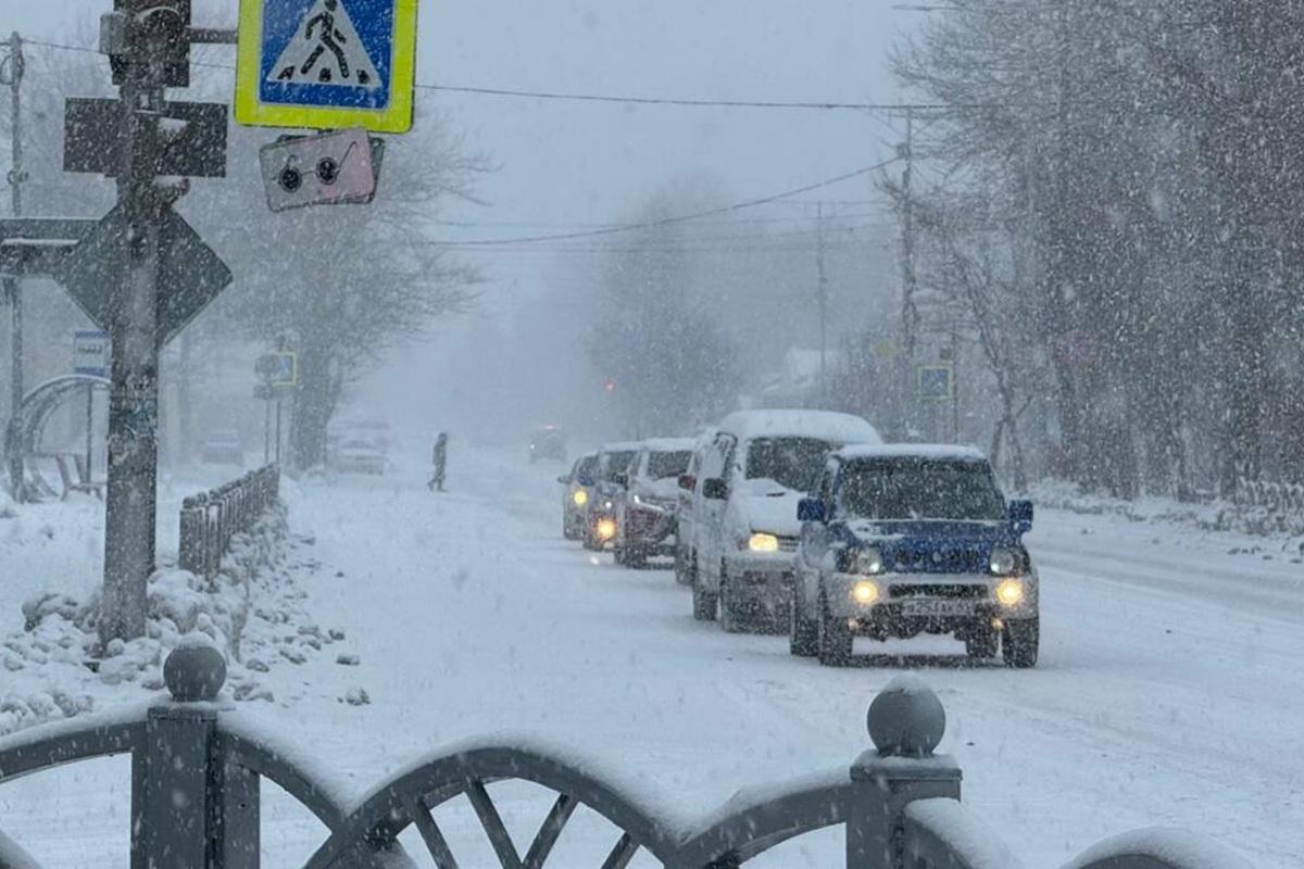 На Камчатке во время мощного циклона служебные машины чиновников снова превратили в бесплатные такси