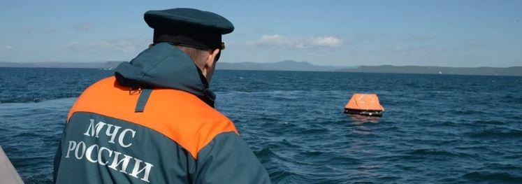 В Баренцевом море перевернулось маломерное судно с пятью пассажирами на борту