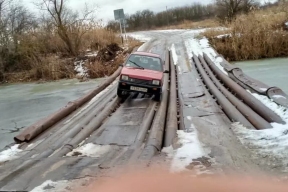 В Ростовской области жители опасаются за безопасность детей из-за аварийного моста