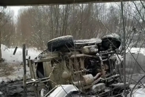 В Челябинске спасатели извлекли из упавшего в реку автомобиля двух человек