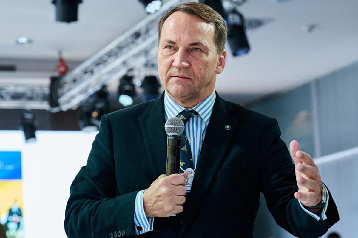 Глава МИД Польши потребовал отключить Starlink на Украине