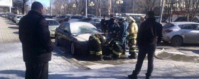 В Ростове возле спорткомплекса «Динамо» загорелся BMW