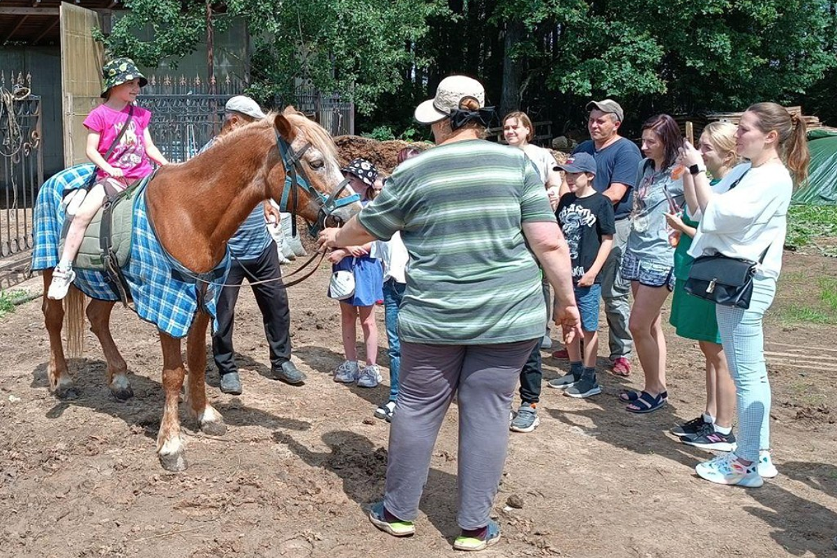 В г.о. Пушкинский детей лечат через общение с лошадьми