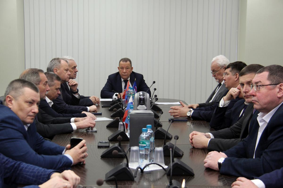Спикер Облдумы Евгений Матушкин обсудил на заседании фракции «Единая Россия» расширение мер поддержки участников СВО и реализацию проекта «Тамбовская марка»