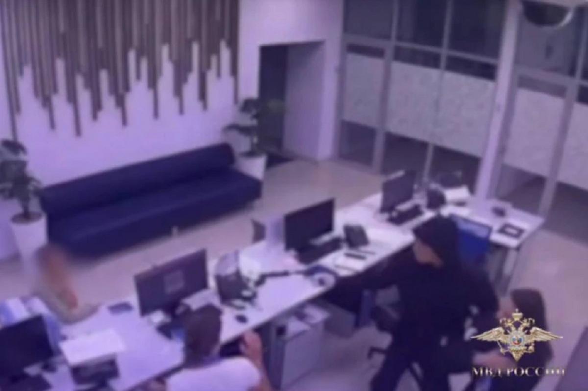 Новосибирский полицейский находясь в отпуске задержал опасного серийного преступника