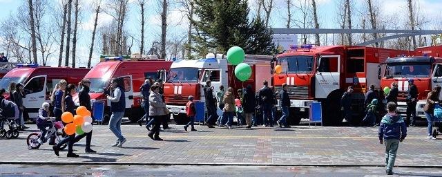 В Хабаровске на стадионе имени Ленина прошла выставка пожарной техники