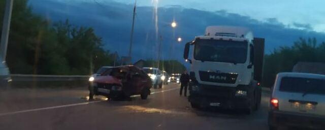 Под Воронежем водитель легковушки погиб при столкновении с грузовиком