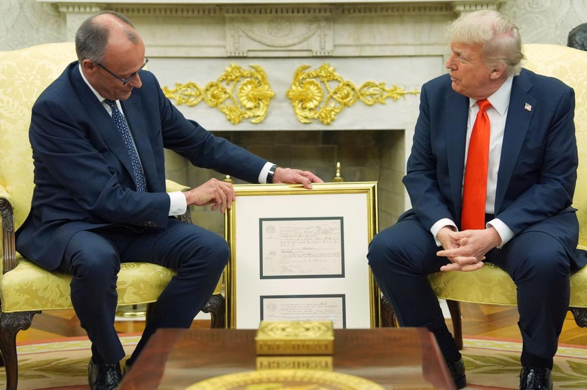 Трамп «отечески» шлепнул Мерца по ноге, когда канцлер предложил ударить Германию: пресс-конференция в Белом доме превратилась в комедию абсурда