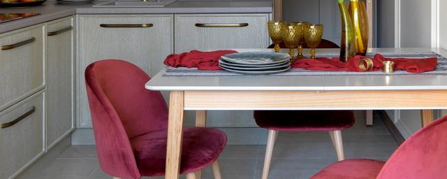Добавьте цвета в интерьеры кухни или столовой с помощью ярких стульев