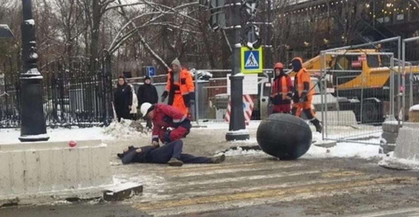 В Петербурге огромный черный шар вылете из трубы и отправил прохожего в нокаут