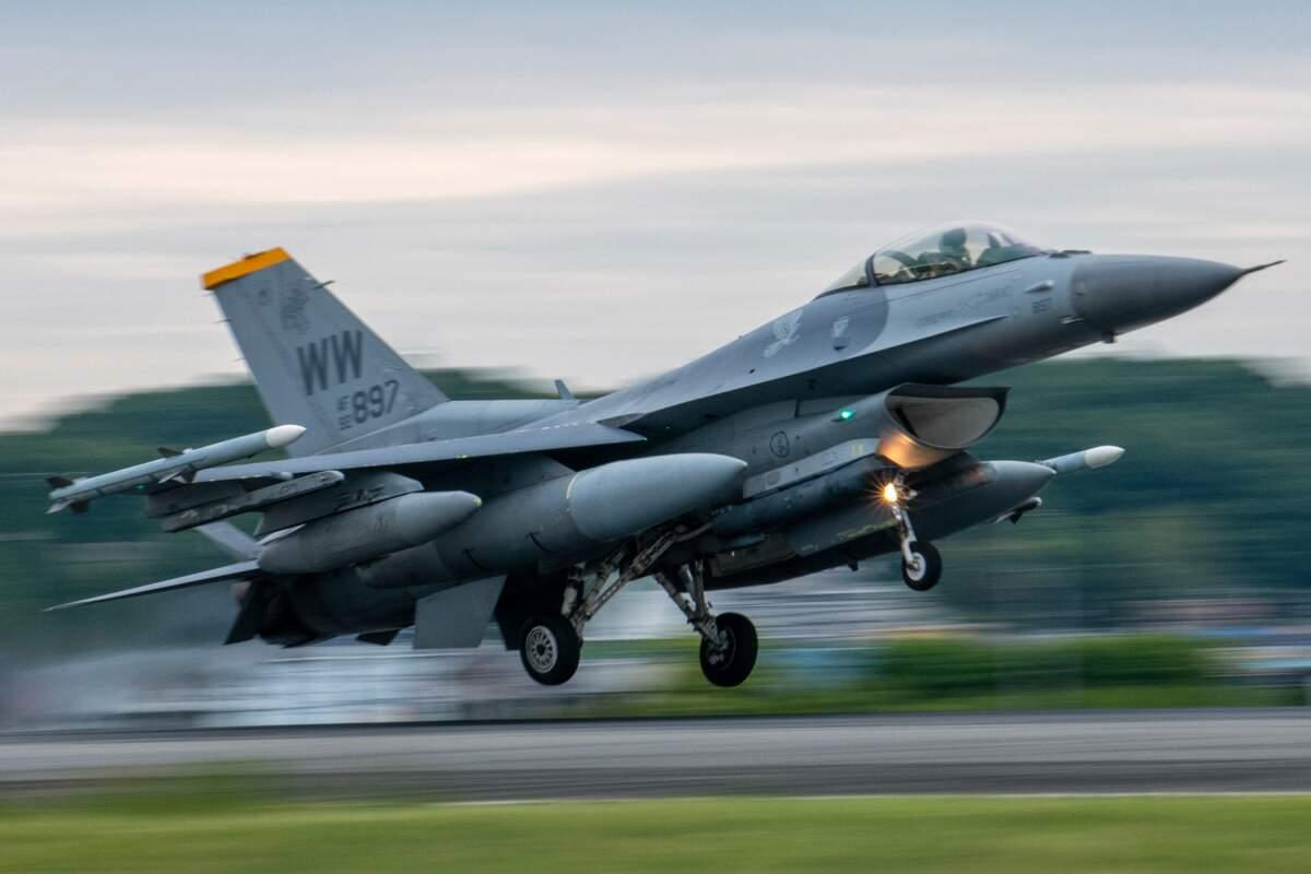 Украина получила первую партию американских самолетов от НАТО