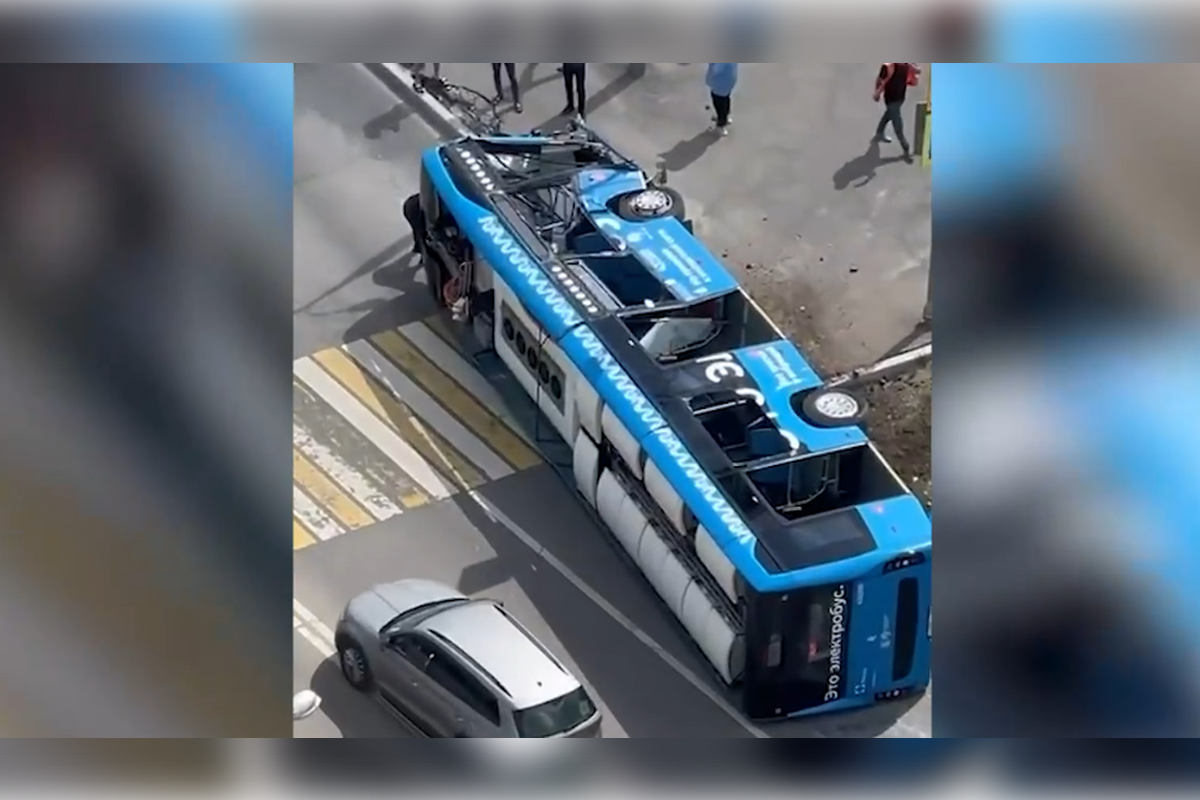 На улице Лухмановской в Москве смогли поднять перевернувшийся электробус