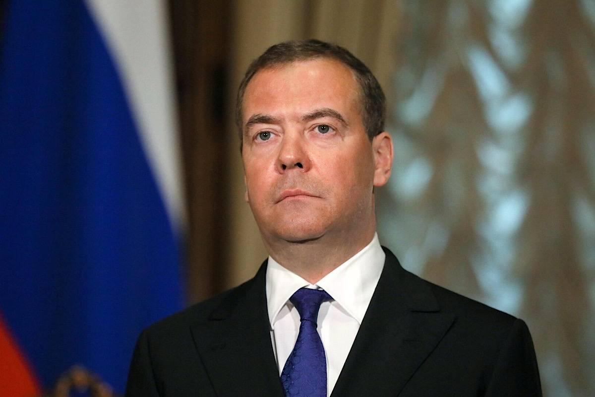 Дмитрий Медведев поздравил граждан с Днём России