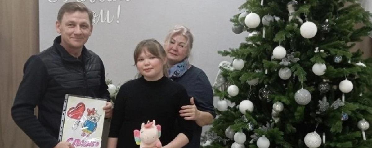Мэр Бердска вручил юной горожанке подарок в рамках рождественской акции, девочка получила набор юного художника