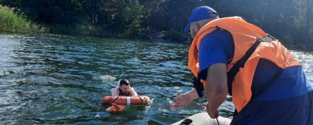 В Липецке спасатели вытащили из озера мужчину, начавшего тонуть из-за судороги в ноге