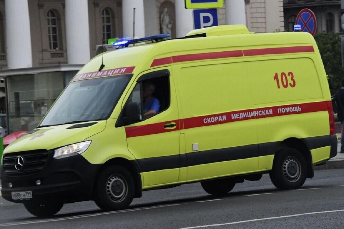 В Приморье школьник потерял сознание на автобусной остановке - умер на руках у медиков