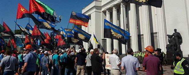 У стен Верховной Рады шахтеры требуют погасить долги по зарплате