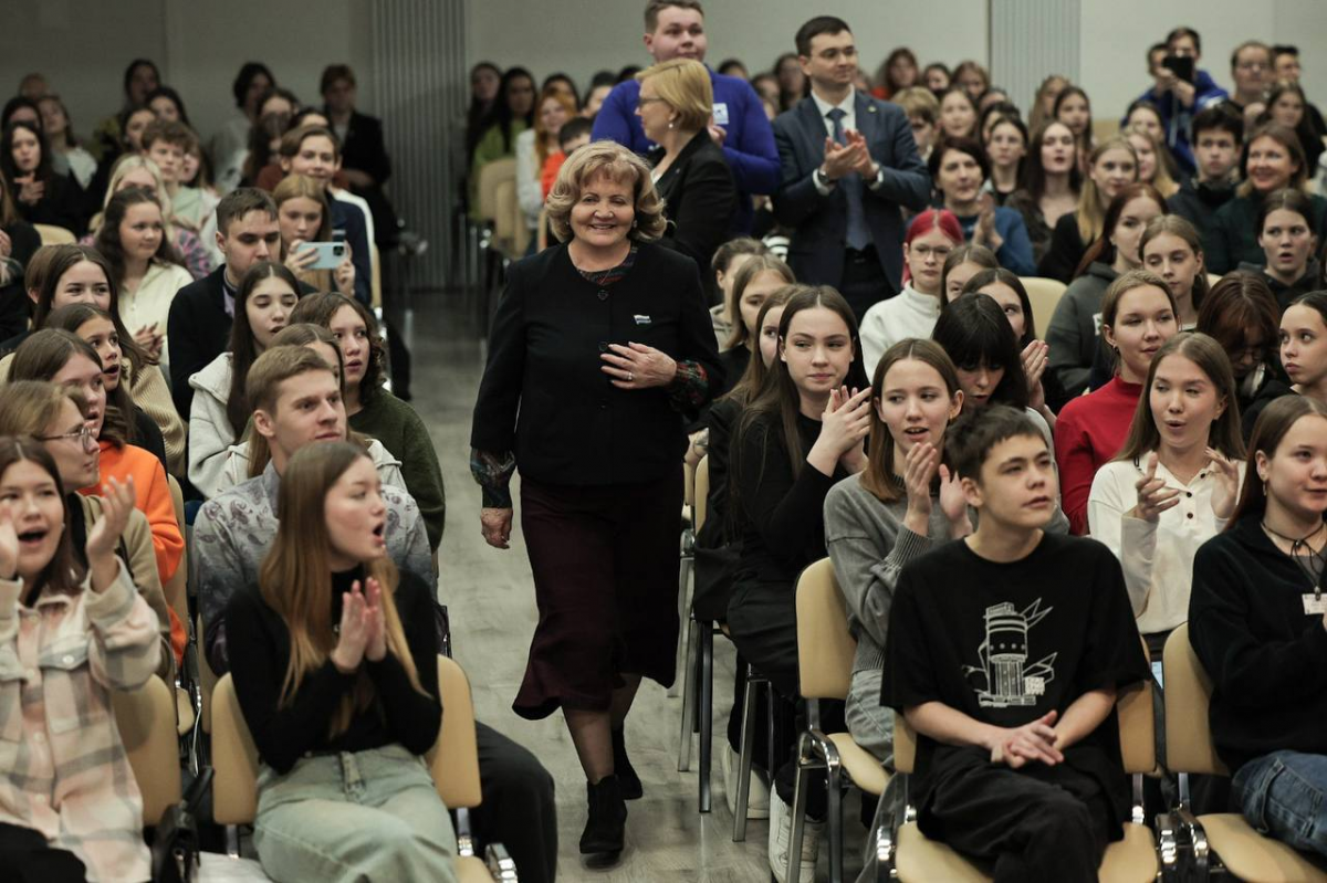 Спикер Заксобрания Людмила Бабушкина обсудила вопросы государственного устройства с участниками молодежного проекта «Момент истины»