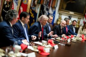 Прицкер заявил о деменции Трампа. В Белом доме настаивают: президент здоров