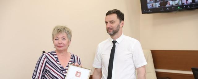 Глава Раменского г.о. Виктор Неволин поздравил с юбилеем начальника отдела Любовь Миносян