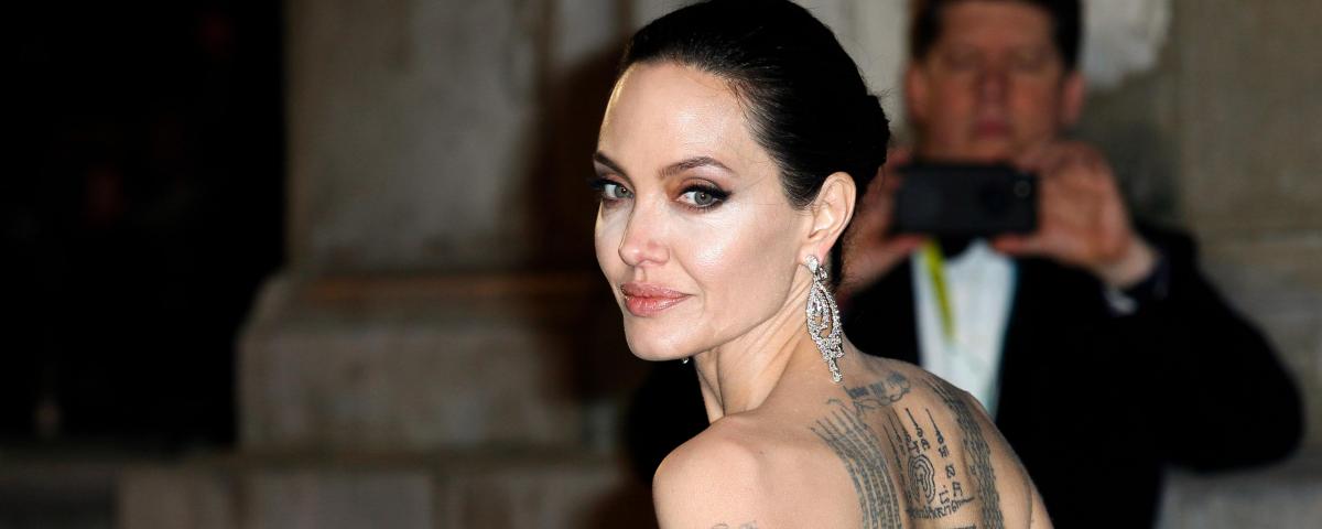 Анджелина Джоли во время развода с Брэдом Питтом сделала новую татуировку - Видео