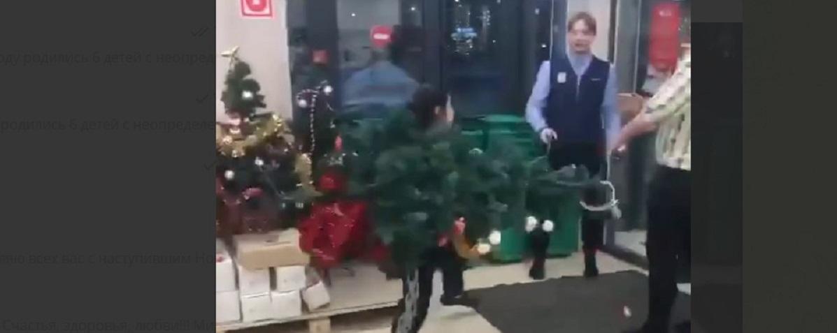 В Туле девушка с новогодней елкой напала на охранников и попала на видео, выломав двери хулиганка и ее сообщницы покинули магазин