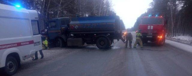Под Новосибирском Subaru Forester врезалась в бензовоз, погибли два человека