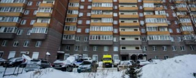 В Новосибирске из окна с седьмого этажа высотного дома выпала школьница