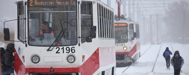 В Новосибирске водитель трамвая объявил пассажирам о смене маршрута, и поехал на обед