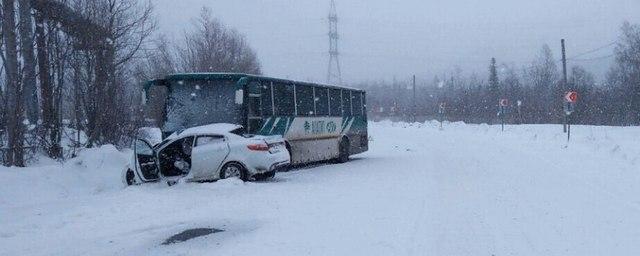 Под Кировском произошла авария с участием легкового авто и автобуса