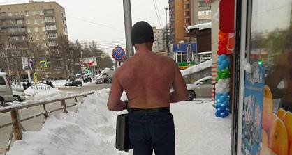 В Новосибирске засняли по пояс голого мужчину