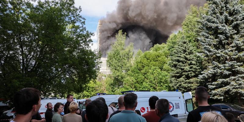 Свыше 100 пожарных ведут борьбу с огнем в горящем офисном здании подмосковного Фрязина, есть жертвы