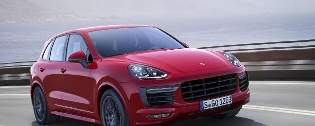 В центре Москвы автомобиль Porsche Cayenne врезался в офисное здание