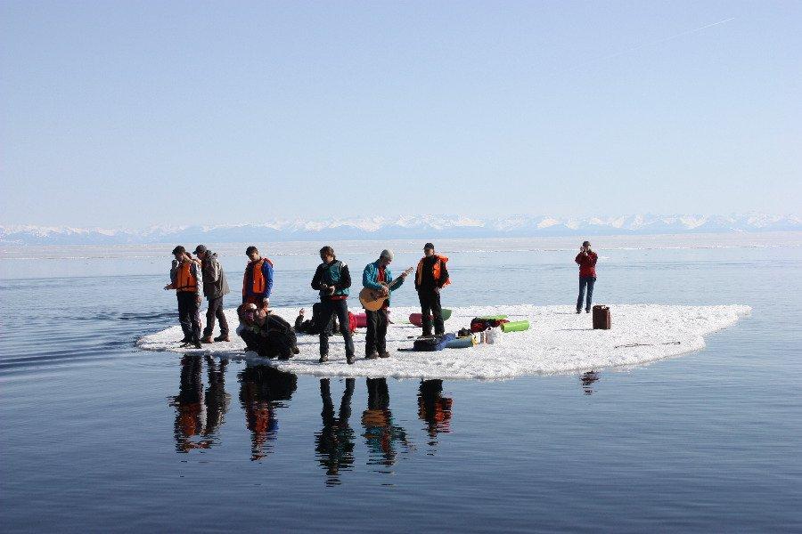 На Сахалине от берега оторвало льдину с 300 рыбаками