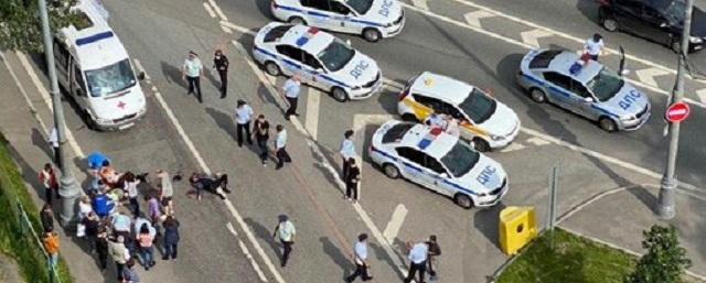В центре Москвы из такси обстреляли полицейских, три человека ранены