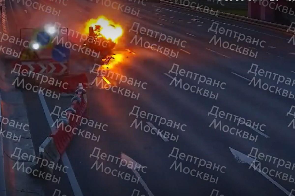 В Москве автомобиль врезался в ограждение на МКАД и загорелся