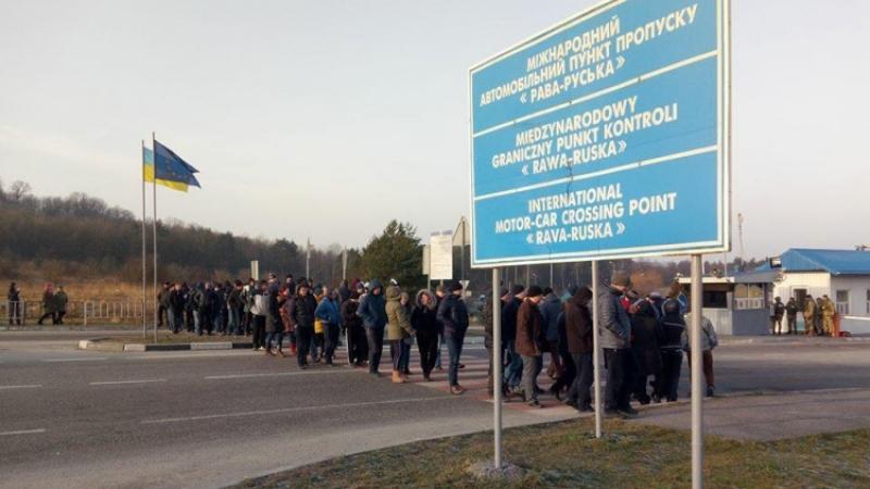 Митингующие перекрыли два пункта пропуска на границе Польши и Украины