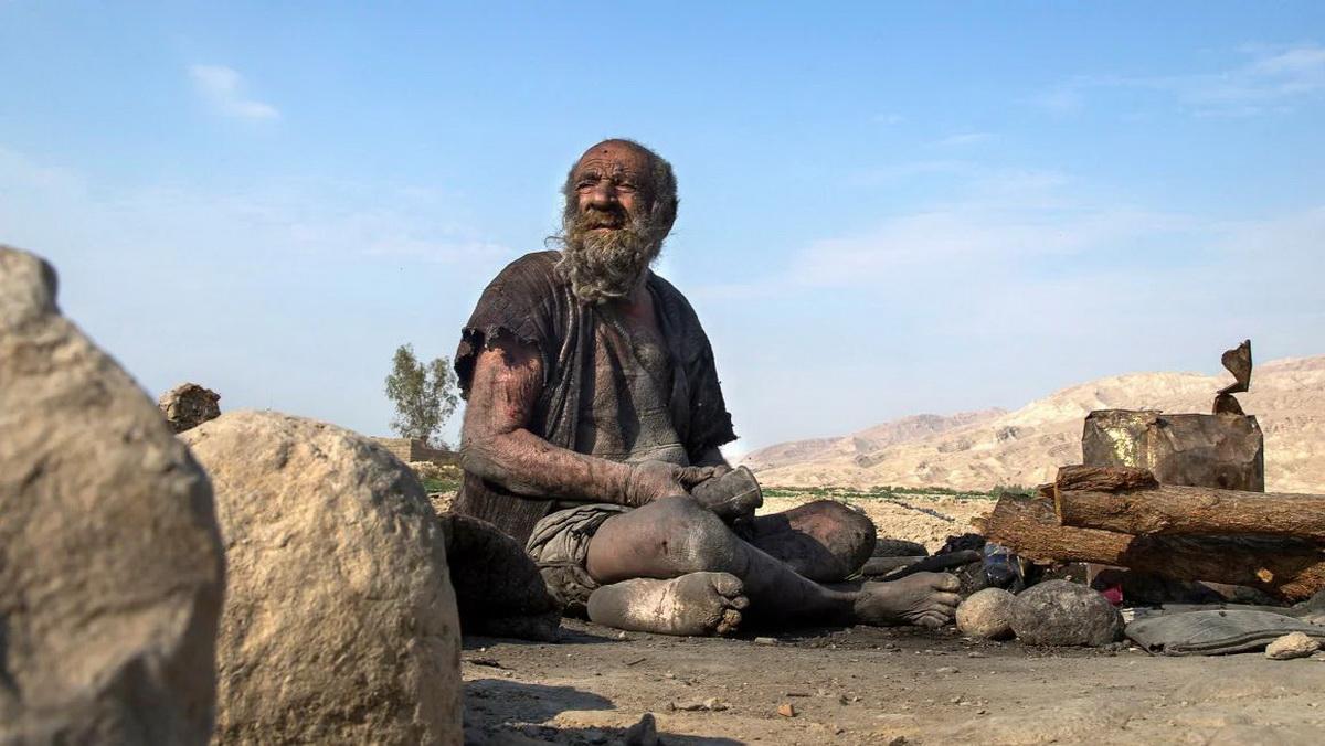 60 лет не мылся, курил, спал в могиле. Как самый грязный и вонючий человек в мире прожил почти 100 лет