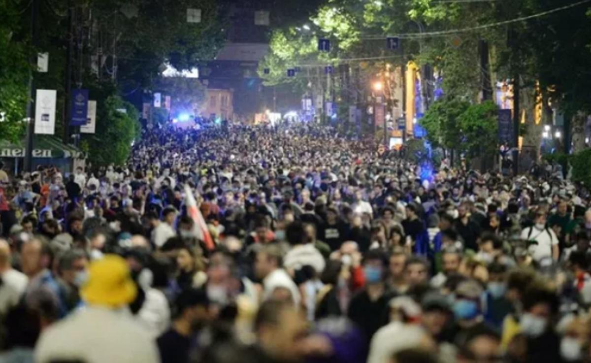 Российский (страна-террорист) флаг не удалось поджечь: оппозиция заполонила улицы Тбилиси. Грузия примет закон об иноагентах?