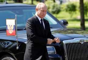Как Aurus Владимира Путина путешествует по всему миру и в какой машине кортежа передвигается президент России?